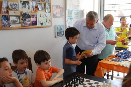 7/6/2015: Τελετή Βράβευσης των Σκακιστών μας. Διακρίνονται ο τότε Πρόεδρος της Δημοτικής Κοινότητας Παπάγου, ο Πρόεδρος του Ομίλου Ιωάννης Παναγάκος και οι μαθητές: Κων/νος Μικρός, Ισίδωρος Κοντογεώργης, Δημήτρης Παπαδόπουλος και Ιωάννης Κοντογεώργης.